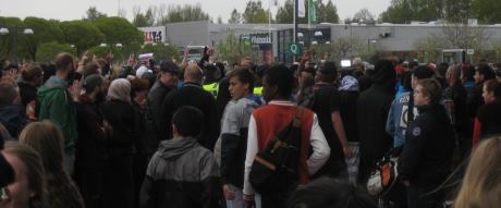 Demonstranter och motdemonstranter i Borlänge. Foto: Nordfront.