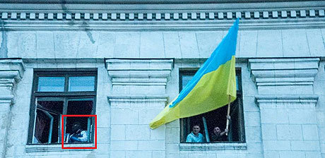 Maskerad pro-unity aktivist inne i det pro-ryska demonstranternas högkvarter.
