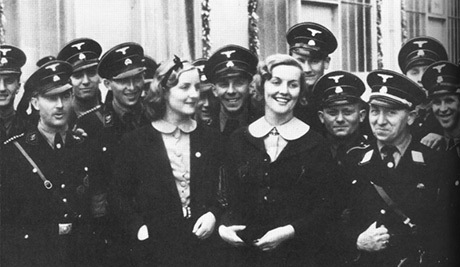Diana och hennes syster Unity omgivna av SS-män.