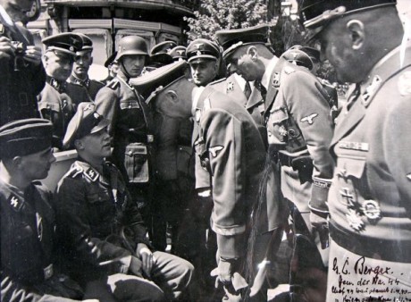 Heinrich Himmler (hukandes) och Gottlob Berger (närmast i bild) samtalar med två sårade soldater ur SS-Panzer-Division Wiking.