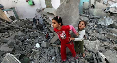 Palestinska flickor i ruiner i Gaza.