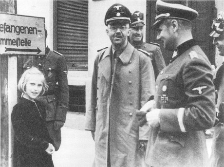 Gudrun Himmler med sin far under ett besök på ett koncentrationsläger.