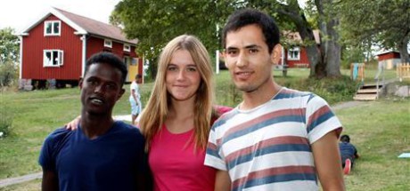 Rasblandarlägret är till för att skapa ”kontaktytor” mellan svenskar och invandrare. Ungefär hälften av deltagarna är afghaner och somalier av manligt kön och de svenska deltagarna består uteslutande av flickor.