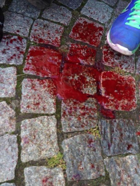 Blod från en mötesstörare.
