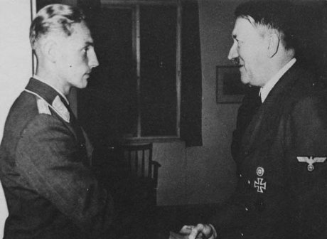 Erich Hartmann tilldelas medaljen av Adolf Hitler