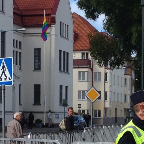 Kristna hissade "regnbågsflaggan" i protest mot Svenskarnas parti.