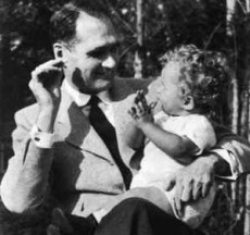 Rudolf Hess med sin son.