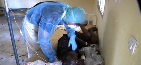 Patient som lider av ebolafeber tas omhand på ett afrikanskt sjukhus.