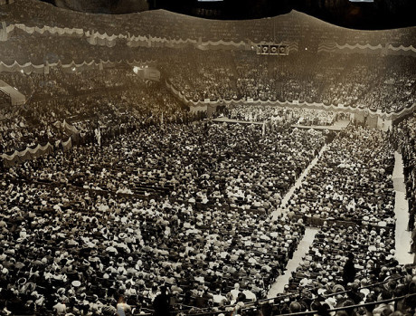America First samlade massiva publikskaror. Vid detta fredsmöte i Madison Square Garden den 24 maj 1951 var 22 000 personer samlade.