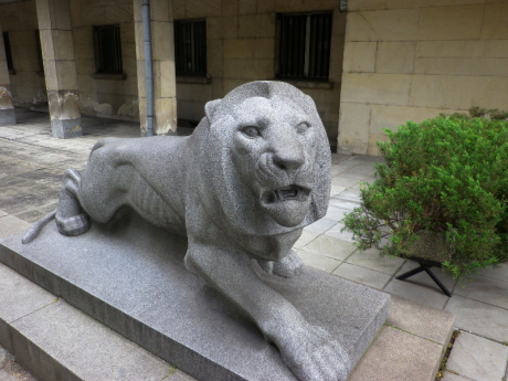 Ett rytande lejon framför KGB-byggnaden i Sofia.