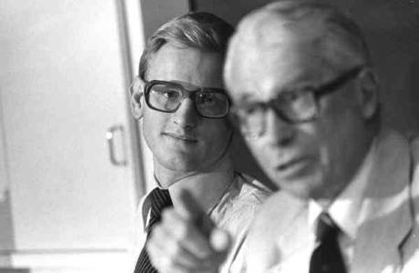 Under 70-talet när Carl Bildt arbetade som Gösta Bohmans assistent läckte Bildt hemlig information till USA. Den judiske globalisten Henry Kissingers Europasändebud Ronald E Woods samlade in uppgifterna från Bildt och förde dem vidare till sin uppdragsgivare.