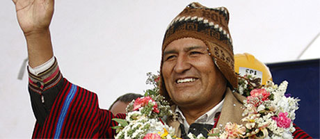 Evo Morales hälsar sina anhängare.