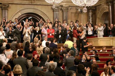 Kataloniens parlament: Glada miner från dem som röstade igenom den rättsvidriga lagen.