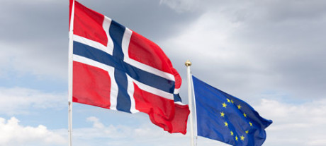 122_Norsk-og-eu-flagg-lite-460x207