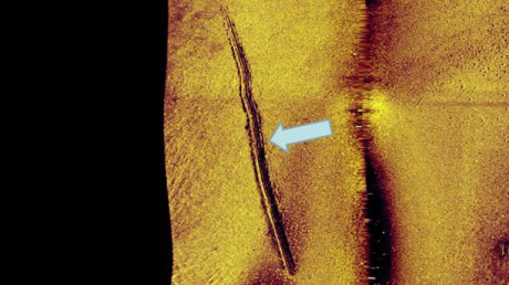 Ett av bevisen som presenterades sägs vara ett spår på havsbotten som marinens sonar upptäckte efter att observationer gjorts i området. Dykare uppges ha varit nere på botten och fotograferat och undersökt det cirka 70 meter långa spåret.