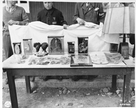 Den amerikanska avdelningen för psykologisk krigföring presenterade i Buchenwald uppradade "nazist-förbrytelser": krympta huvuden, en lampskärm av människohud, en askkopp av människoben etcetera.