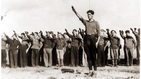 Codreanu och hans anhängare. Det finns många likheter mellan Codreanus rörelse och den tyska nationalsocialistiska rörelsen. Bland annat att Codreanu periodvis använde hakkorsflaggor samt hälsningen som syns på bilden.