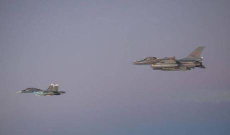 Ett av Norges F-16 flyg till höger i bild. Klicka för större bild.
