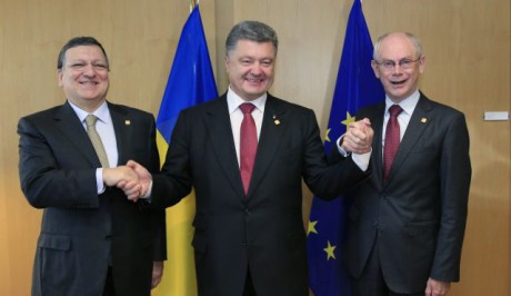 Ukrainas president Petro Proshenko (mitten) tillsammans med dåvarande Europeiska kommissionens ordförande Jose Manuel Barroso och Europeiska rådets ordförande Herman Van Rompuy 