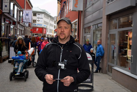 Pär Öberg pratar med förbipasserande i Falun.