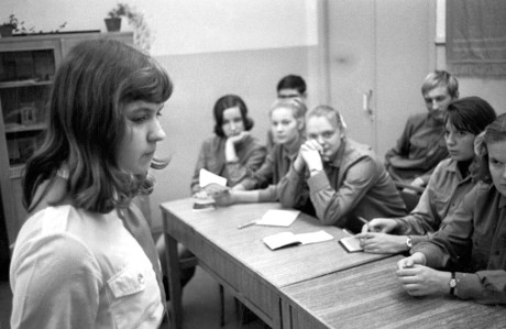 Unga kvinnor uppfostras till partilojala kommunister i Komsomol.