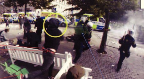 Olle Smedberg kastar stol på polis