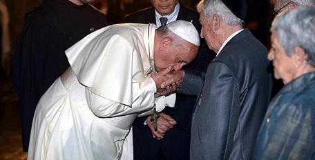 Påven Franciskus, som här visar sin vördnad för en “Överlevare” i Israel, vill stoppa katolsk mission bland judar.