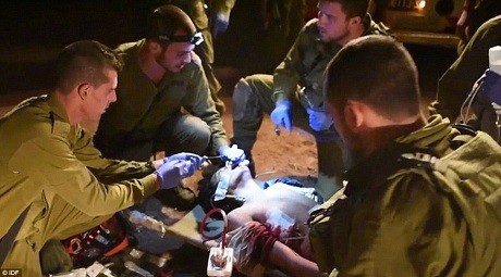 Israeliska kommandosoldater räddar livet på en islamistisk rebell som skadats i Syrien.