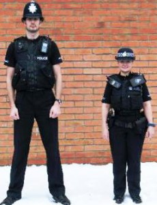 Jakten på en manlig yrkeskarriär, den brottsbekämpande lilla poliskvinnan Sue Dav - 125 centimeter.