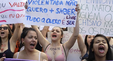 Brasilianska kvinnor i en så kallas "Slut Walk" kräver att inte bli sexualiserade.