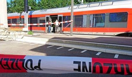 Attacken ägde rum strax före 14.20-tiden mellan Buchs och Sennwald, strax före stationen Salez i kantonen St. Gallen i norra Schweiz.
