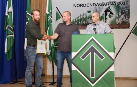 Årets nordman mottar ett diplom av Nordiska motståndsrörelsens ledare Simon Lindberg.