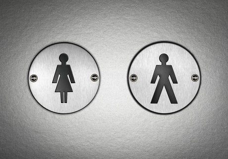 Det storsatsas på att tvinga kvinnor och män att använda samma toaletter.