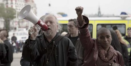 Tess Asplund, som även "råkade" befinna sig på Folkets demonstration tillsammans med den ökände vänsterextremisten Dror Feiler tidigare i år.